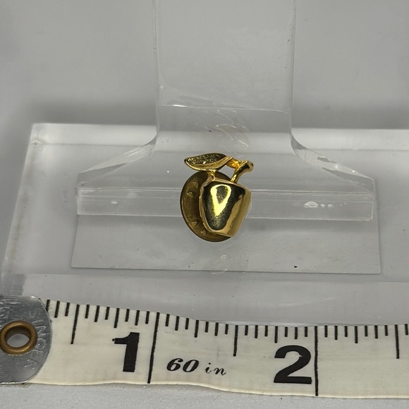 Elegant Gold V-Shaped Brooch - Picture 2 of 3